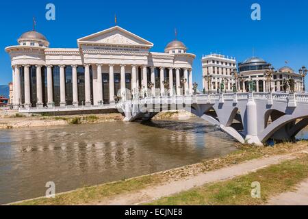 Repubblica di Macedonia Skopje, il Museo Archeologico di Macedonia e il ponte di civiltà Foto Stock