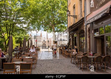 Francia, Rhône, Lione, classificato storico sito patrimonio mondiale dell'UNESCO, Lione vecchia poiché la place du cambiare con una vista della chiesa di Saint Nizier sulla Presqu'île Foto Stock