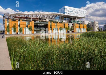 Francia, Rhone, Lione, il nuovo quartiere La confluenza a sud di Presqu'ile, vicino alla confluenza del Rodano e della Saona, è il primo francese quartiere sostenibile certificata dal WWF, il centro shopping di confluenza e Jean Couty giardino acquatico Foto Stock