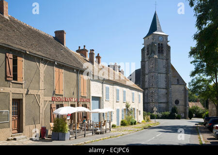 Francia, Essonne, Saint Cyr sous Dourdan, rue de l'Eglise, la chiesa di St Cyr e Sainte Julitte Foto Stock