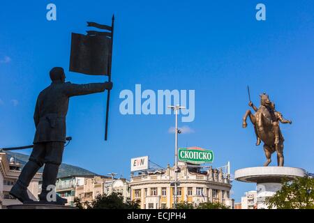 Repubblica di Macedonia Skopje, Centro citta', la statua di Alessandro il Grande a destra e la Macedonia Square Foto Stock