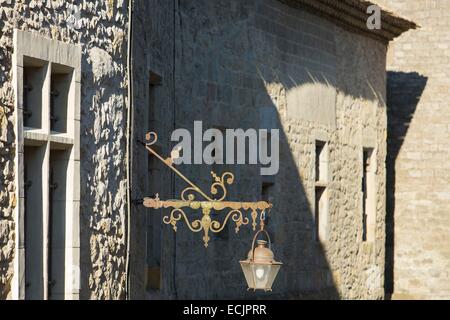 Francia, Aude, Carcassonne, città medievale elencati come patrimonio mondiale dall' UNESCO, dettaglio di architettura medievale all'interno del Cite Foto Stock