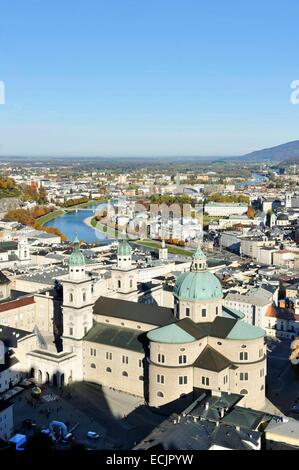 Austria, Salisburgo, centro storico sono classificati come patrimonio mondiale dall'UNESCO, la vista sulla città dal Castello Hohensalzburg con la cattedrale (Dom) San Ruperto Foto Stock