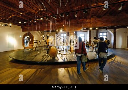 Austria, Salisburgo, centro storico sono classificati come patrimonio mondiale dall'UNESCO, il castello di Hohensalzburg, Pole armi e armature Foto Stock