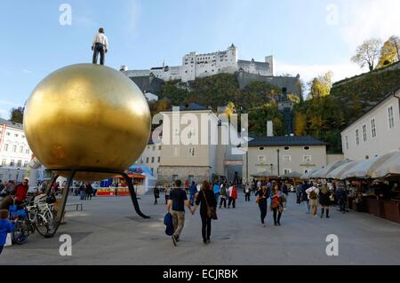 Austria, Salisburgo, centro storico elencati come patrimonio mondiale dall' UNESCO, Kapitel Platz, la scultura monumentale Sphaera di Stephan Balkenhol, Salisburgo Art Project 2007 e Castello Hohensalzburg Foto Stock