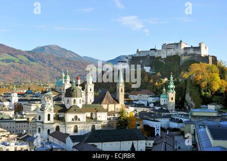 Austria, Salisburgo, centro storico sono classificati come patrimonio mondiale dall'UNESCO, la Città Vecchia (Altstadt) e il castello di Hohensalzburg Foto Stock