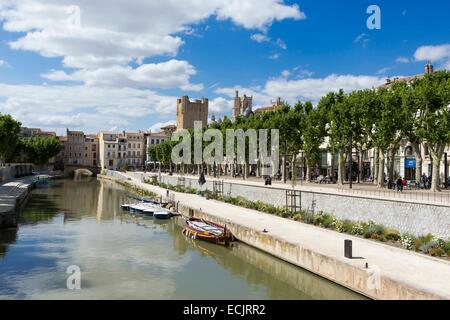 Francia, Aude, Narbonne, il canal de la Robine elencati come patrimonio mondiale dall' UNESCO e il Palais des Archeveques (Palazzo degli arcivescovi in background) Foto Stock