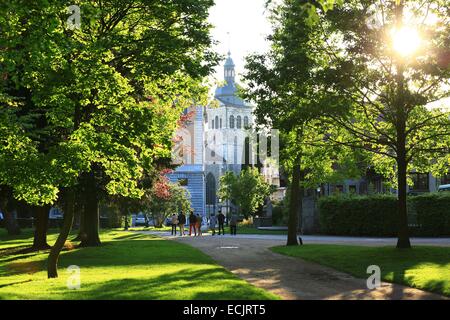 Francia, Haute Savoie, Annecy, giardini d'Europa sulle rive del lago di Annecy, Saint Maurice chiesa in background Foto Stock