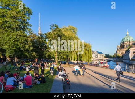 Germania Berlino Est, quartiere Mitte di Berlino, il Monbijou Park e il Museo di Bode sull isola dei musei elencati come Patrimonio mondiale Foto Stock