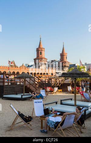 Germania Berlino, Berlino Est, Friedrichshain, ristorante cafe pirati lungo la Sprea Foto Stock
