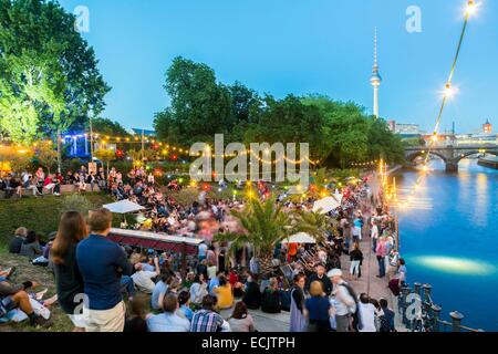 Germania, Berlino est di Berlino, Mitte, il beach bar Standbar lungo la Sprea Foto Stock