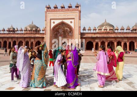 India, nello stato di Uttar Pradesh, Fatehpur Sikri, Jama Masjid moschea, elencati come patrimonio mondiale dall' UNESCO, turisti indiano Foto Stock
