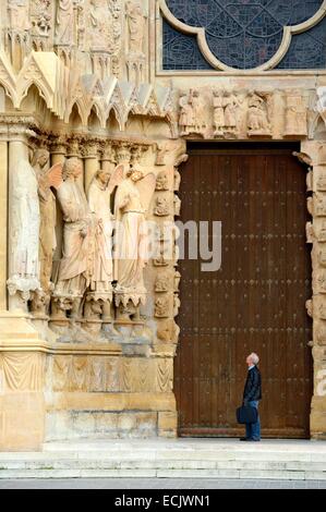 Francia, Marne, Reims, la cattedrale di Notre Dame de Reims cattedrale, elencato come patrimonio mondiale dall UNESCO, scultura di L'ange au sourire (l'angelo con il sorriso) sulla facciata ovest Foto Stock