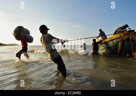 Il Vietnam, Ba provincia Rai, lunghi hai, lo scarico di barche di pescatori sulla spiaggia di lunghi Hai Foto Stock