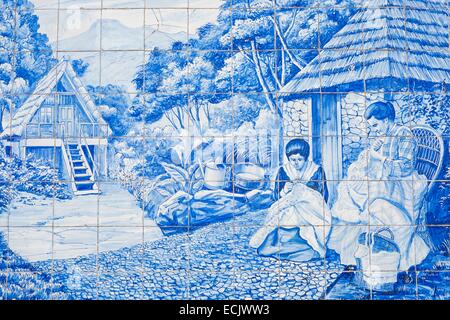 Il Portogallo, l'isola di Madeira, Funchal, azulejos del Ritz Cafe su Avenida Arriaga Foto Stock