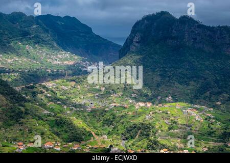 Il Portogallo, l'isola di Madeira, vista panoramica sulla costa nord da Portela punto di vista Foto Stock