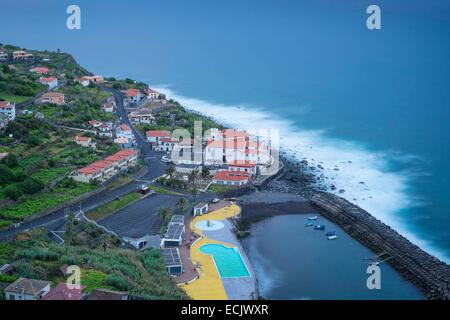 Il Portogallo, l'isola di Madeira, Ponta Delgada sulla costa nord Foto Stock