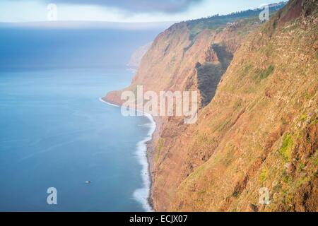 Il Portogallo, l'isola di Madeira, vista panoramica sulla costa sud-occidentale da Ponta do Pargo Foto Stock