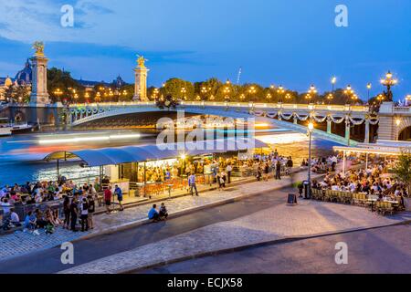 Francia, Parigi, zona elencata come patrimonio mondiale dall UNESCO, il nuovo Berges al Quai d'Orsay e il Pont Alexandre III Foto Stock
