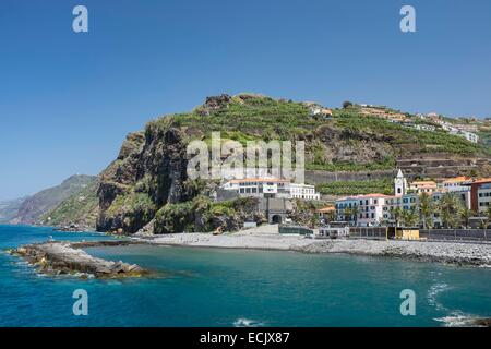 Il Portogallo, l'isola di Madeira, south coast, la piccola città di Ponta do Sol Foto Stock