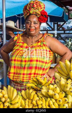 Francia, Guadalupa (Indie occidentali francesi), Grande Terre, Pointe a Pitre, Mercato Dock, commessa (blanket) vestito con un abito tradizionale di Madras Foto Stock