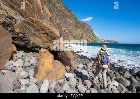 Il Portogallo, l'isola di Madeira, escursione lungo la costa tra il Paul do Mar e Jardim do Mar, Jardim do Mar in background Foto Stock