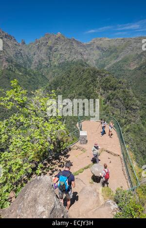 Il Portogallo, l'isola di Madeira, escursione da Portela di Ribeiro Frio nel cuore della foresta Laurissilva, classificato come patrimonio mondiale dall' UNESCO, vista panoramica dal Balcoes punto di vista oltre le montagne più alte dell'isola Foto Stock