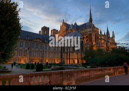 Francia, Marne, Reims, Palais du Tau sinistra e l'abside della Cattedrale di Notre Dame de Reims, classificato come patrimonio mondiale dall' UNESCO Foto Stock