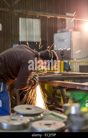 Francia, Gironde, Saint Aubin de Blaye, saldatore artigiano al lavoro Foto Stock