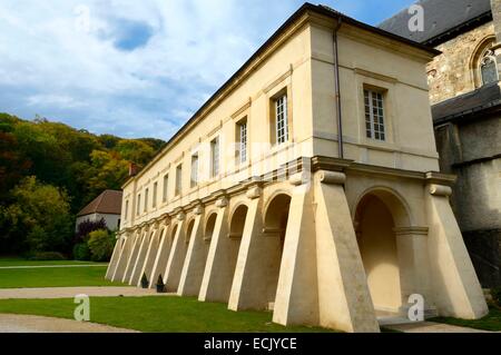 Francia, Marne, parco regionale delle Montagne de Reims, Hautvillers, il chiostro dell'ex abbazia di proprietà di Moët & Chandon Champagne casa dietro la chiesa abbaziale di San Sindulphe Foto Stock