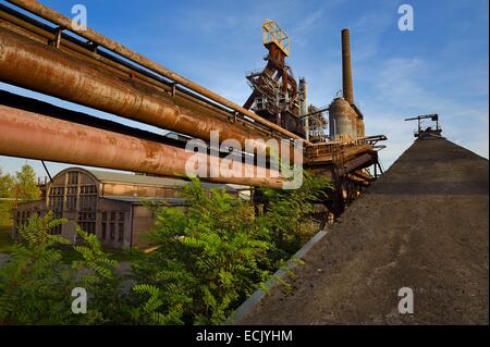 Francia, della Mosella, Fensch Valley, Uckange mulino di acciaio, altoforno U4 park Foto Stock