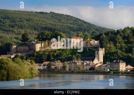Francia, della Mosella, Valle della Mosella, Sierck les Bains sul fiume Moselle dominato dal Castello dei Duchi di Lorena del XII secolo Foto Stock