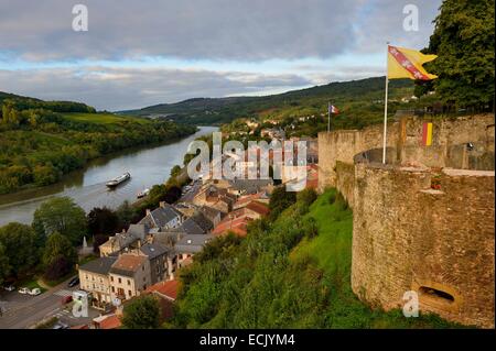 Francia, della Mosella, Valle della Mosella, Sierck les Bains sul fiume Moselle dominato dal Castello dei Duchi di Lorena del XII secolo Foto Stock