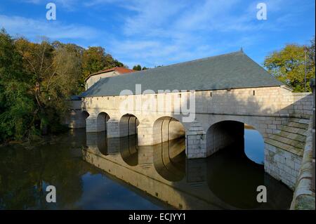 Francia, Meuse, Verdun, il Saint Amand serratura chiusa e ponte (1685) oltre il fiume Meuse, ispirato da una fortificazione di Vauban progetto Foto Stock