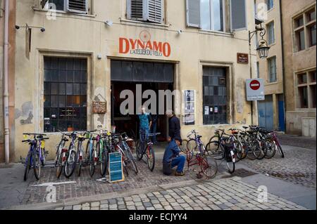 Francia, Meurthe et Moselle, Nancy, aggiustatore di biciclette in rue Pierre Gringoir Foto Stock