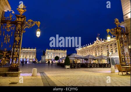 Francia, Meurthe et Moselle, Nancy Place Stanislas (ex Place Royale) costruito da Stanislas Leszczynski nel XVIII secolo, elencato come patrimonio mondiale dall UNESCO, il Municipio sulla destra Foto Stock