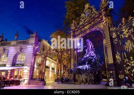 Francia, Meurthe et Moselle, Nancy Place Stanislas (ex Place Royale) costruito da Stanislas Leszczynski nel XVIII secolo, elencato come patrimonio mondiale dall UNESCO, Anfitrite Fontana e Golden Gate da Jean Lamour Foto Stock