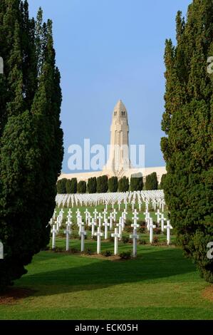 Francia, Meuse, Douaumont, battaglia di Verdun, ossario di Douaumont, soldati tombe allineate di fronte alla necropoli nazionali Foto Stock