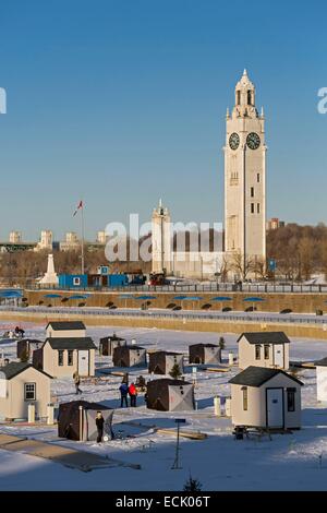 Canada, Provincia di Quebec, Montreal in inverno, Vieux Port, Clock Tower, cabine per la pesca sul ghiaccio Foto Stock