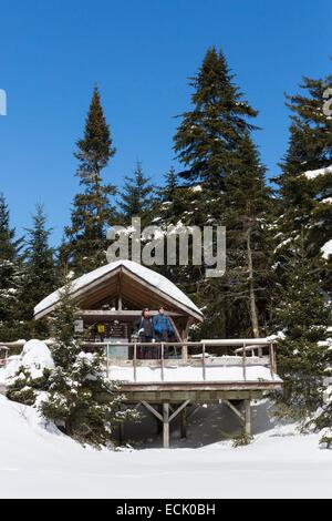 Canada, Québec provincia, la regione della Eastern Townships, il villaggio di Sutton, la riserva naturale delle montagne verdi, trekking ed escursioni con le racchette da neve in Sutton ambientali parco naturale, Lago di abete rosso Foto Stock