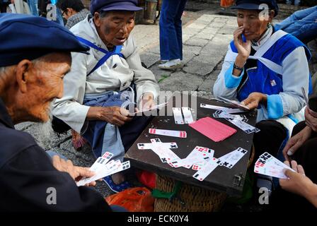 La Cina, nella provincia dello Yunnan, Lijiang, donne Naxi carte da gioco Foto Stock