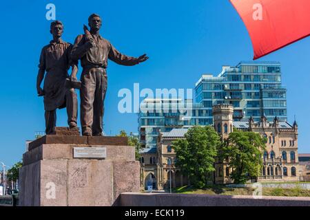 La Lituania (paesi baltici), Vilnius, Zaliasis Titlas ponte sul fiume Neris, costruita nel 1952 con l'ultima era Sovietica sculture che rappresentano i settori dell'agricoltura, dell'industria, della pace e della gioventù, vista romantica neo-gotico palazzo del medico Hilarion Raduskevicius Foto Stock