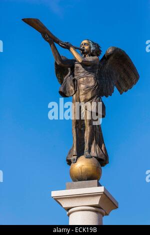 La Lituania (paesi baltici), Vilnius, quartiere di Uzupis, in un quartiere di altra banca, angelo di bronzo uno dei simboli di Uzupis dello scultore Romas Vilciauskas Foto Stock