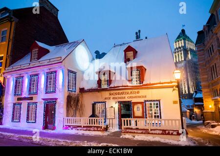 Canada, Provincia di Quebec Quebec, Saint-Louis Street nel lato di quartiere nel centro della città vecchia sono classificati come patrimonio mondiale dall' UNESCO, Aux anciens canadiens Ristorante Foto Stock