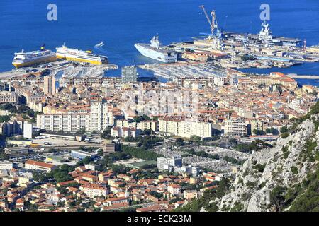 Francia, Var, Tolone, del porto e del porto commerciale e base navale da Mount Faron Foto Stock