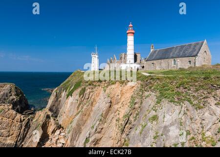 Francia, Finisterre, Plougonvelin, stop sul cammino di Compostela, Pointe Saint Mathieu, Saint Mathieu faro, Saint Mathieu de Fine-Terre abbazia e il semaforo Foto Stock