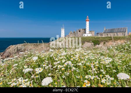 Francia, Finisterre, Plougonvelin, stop sul cammino di Compostela, Pointe Saint Mathieu, Saint Mathieu faro, Saint Mathieu de Fine-Terre abbazia e il semaforo Foto Stock