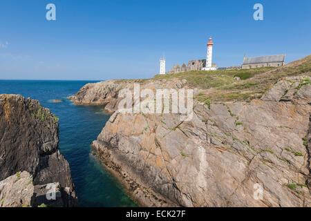 Francia, Finisterre, Plougonvelin, stop sul cammino di Compostela, Pointe Saint Mathieu, Saint Mathieu faro, Saint Mathieu de Fine-Terre abbazia e il semaforo Foto Stock