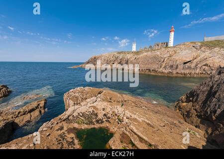 Francia, Finisterre, Plougonvelin, stop sul cammino di Compostela, Pointe Saint Mathieu, Saint Mathieu faro, Saint Mathieu de Fine-Terre abbazia e il semaforo Foto Stock
