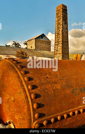 Francia, Isola di Reunion (dipartimento francese d' oltremare), San Paolo, Chemin Piton, vista di vecchi impianti di una distilleria di rum Foto Stock